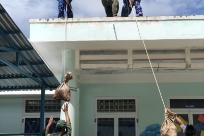 hình ảnh đơn vị kết nghĩa hỗ trợ nhà Trường trong công tác phòng chống bão