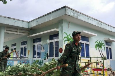 Trường Mầm Non An Hải tổ chức chặt, tỉa cây.chèn chống các phòng học và mái nhà phòng chống cơn bão Noru năm 2022