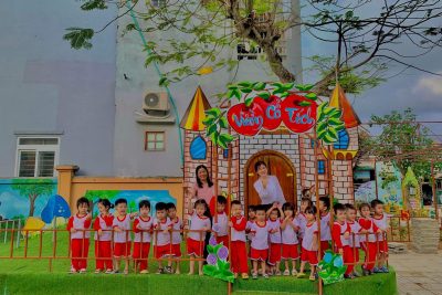 Bé hoạt động ngoài trời cùng cô