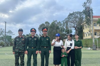 Nhân kỷ niệm 81 năm Ngày thành lập Quân đội Nhân dân Việt Nam (22/12/1944-22/12/2025) và 36 năm Ngày Hội QPTD. Các cháu lớp mẫu giáo 5 tuổi Trường Mầm non An Hải đã có chuyến tham quan, trải nghiệm tại doanh trại Đại Đội Pháo Mặt Đất đóng trên đặc khu Lý Sơn. .Trong chuyến tham quan, trải nghiệm tại đơn vị Đại đội Pháo mặt đất đồng chí Thượng úy Nguyễn Văn Lộc – Bí thư Chi bộ, Chính trị viên Đại đội đã trao tặng cháu Dương Quang Hiếu – Lớp lá A (Khuyết tật) Huy hiệu kỷ niệm 80 năm Ngày thành lập Quân đội nhân dân Việt Nam làm kỷ niệm trong chuyến hành trình này. Tuy Quân đội nhân dân Việt Nam đã bước sang năm thứ 81 xây dựng, chiến đấu và trưởng thành, nhưng Huy hiệu 80 năm vẫn mang giá trị tinh thần sâu sắc, thể hiện truyền thống vẻ vang, niềm tự hào và sự tiếp nối giữa các thế hệ ông cha trong sự nghiệp xây dựng và bảo vệ tổ quốc. Đây hoàn toàn là món quà mang ý nghĩa động viên, giáo dục truyền thống, không nhằm mục đích vật chất hay bất kỳ ý nghĩa nào khác, mà là tình cảm, sự quan tâm của người chiến sĩ dành cho thế hệ măng non.