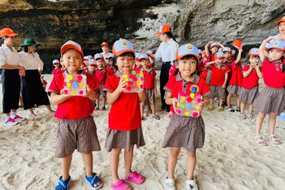 🌈 Hướng tới kỷ niệm 51 năm Ngày Giải phóng miền Nam – thống nhất đất nước (30/4/1975 – 30/4/2026), Trường MN An Hải đã tổ chức cho các bé lớp 5 tuổi tham quan Trường Tiểu học An Hải và Di tích lịch sử_Danh lam thắng cảnh địa phương 🇻🇳✨ 🚩👧👦 Mở đầu chuyến đi, các bé được đến thăm Trường Tiểu học An Hải. Tại đây, các con được gặp gỡ quý thầy cô giáo và các anh chị lớp Một, tham quan phòng Truyền thống, Phòng Đội,… Qua đó giúp các con làm quen, mạnh dạn, tự tin hơn để chuẩn bị bước vào lớp Một 🏫 ✨ Tiếp tục hành trình, các con được đến thăm Nhà trưng bày Hoàng Sa kiêm quản Bắc Hải. Sau khi được quan sát những hình ảnh, hiện vật. Lắng nghe những câu chuyện giản dị về biển đảo quê hương đã giúp các con hiểu hơn và thêm yêu quê hương của mình 💙🌊 🌊 Bên cạnh đó, các con còn được cùng nhau vui chơi, trò chuyện và khám phá thắng cảnh Hang Câu trong không gian trong lành, mát mẻ 🌿 🌱 Một chuyến đi thật bổ ích, mang lại nhiều niềm vui và ý nghĩa cho các con